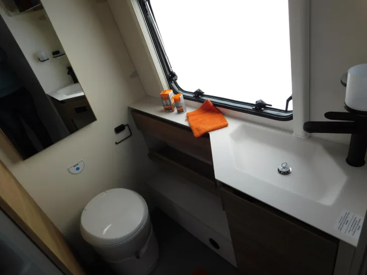 Fahrzeugbild Dethleffs Nomad 490 EST Backofen, Heckbad mit Dusche #18