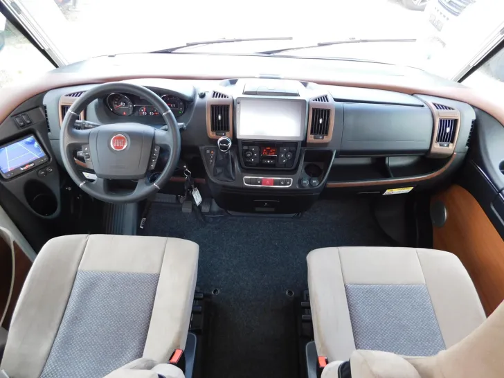 Fahrzeugbild Carthago chic c-line I 6.2 XL QB E+P Stützen, Luftfeder #7