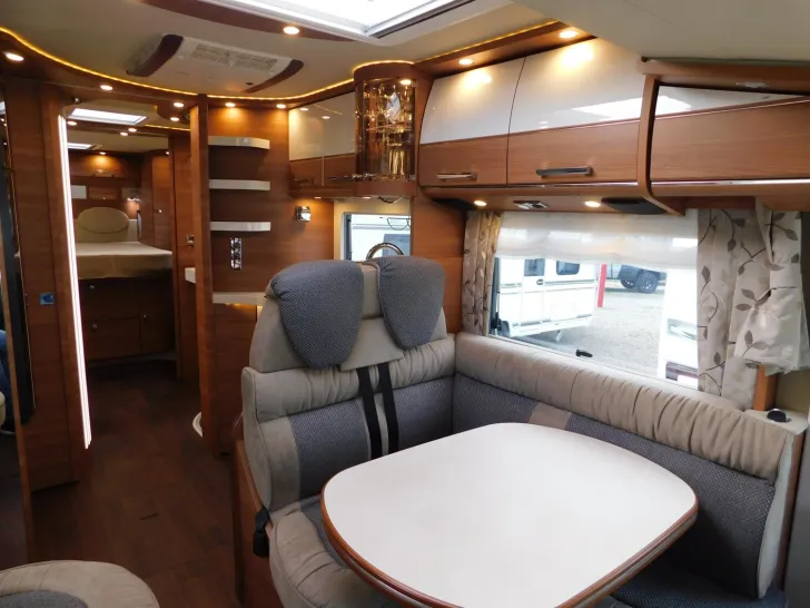 Fahrzeugbild Carthago chic c-line I 6.2 XL QB E+P Stützen, Luftfeder #9