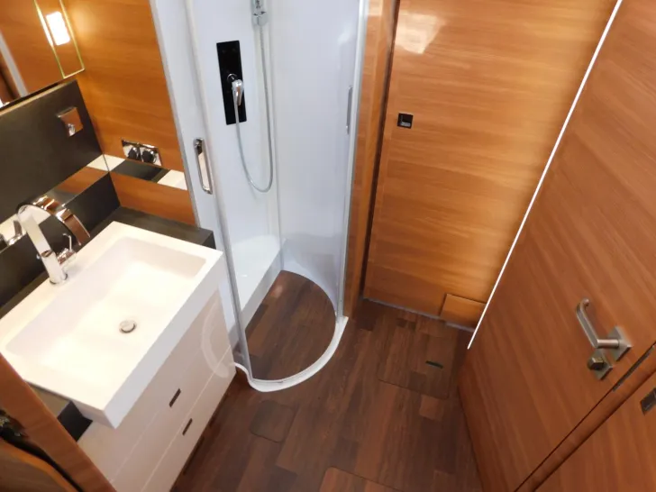 Fahrzeugbild Carthago chic c-line I 6.2 XL QB E+P Stützen, Luftfeder #17