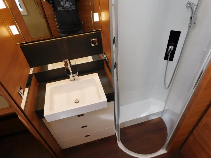 Fahrzeugbild Carthago chic c-line I 6.2 XL QB E+P Stützen, Luftfeder #18