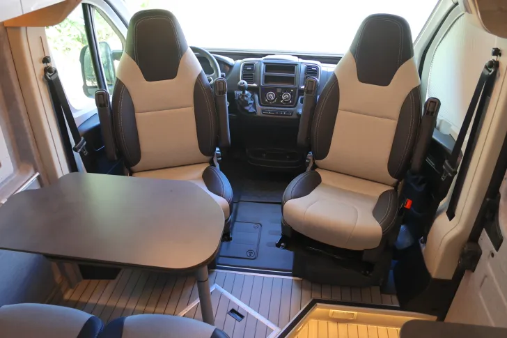 Fahrzeugbild Clever SELECT LINE Celebration 600 Pilotensitzbank #9