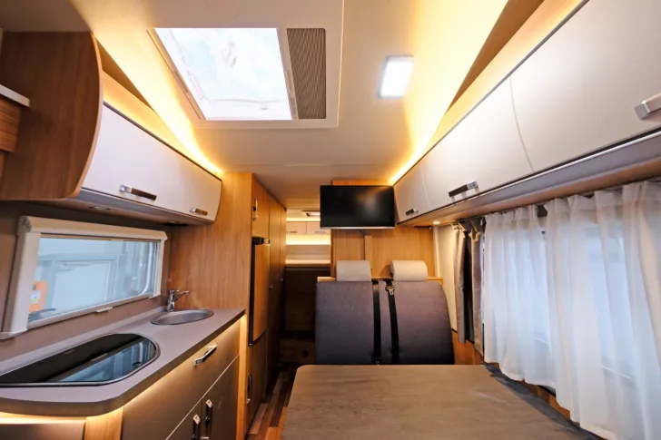Fahrzeugbild Weinsberg CaraHome 700 DG/1.Hand/Festbett/Garage/Klima #5