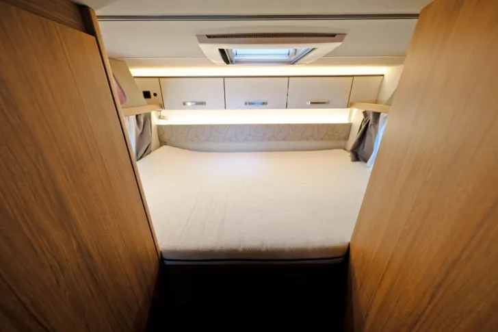 Fahrzeugbild Weinsberg CaraHome 700 DG/1.Hand/Festbett/Garage/Klima #9