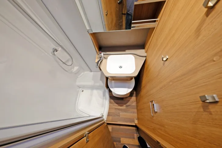 Fahrzeugbild Weinsberg CaraHome 700 DG/1.Hand/Festbett/Garage/Klima #12