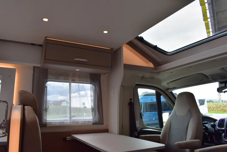 Fahrzeugbild Carado T 328 Hubbett, 5 Betten u. Sitze #5