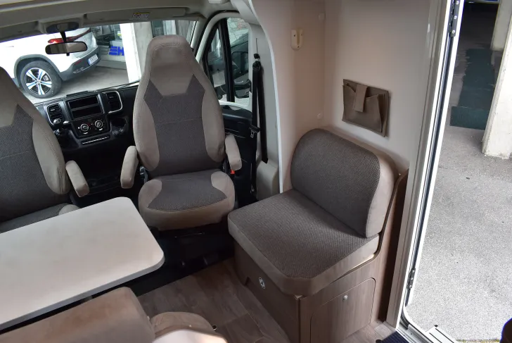 Fahrzeugbild Carado T 328 Hubbett, 5 Betten u. Sitze #7