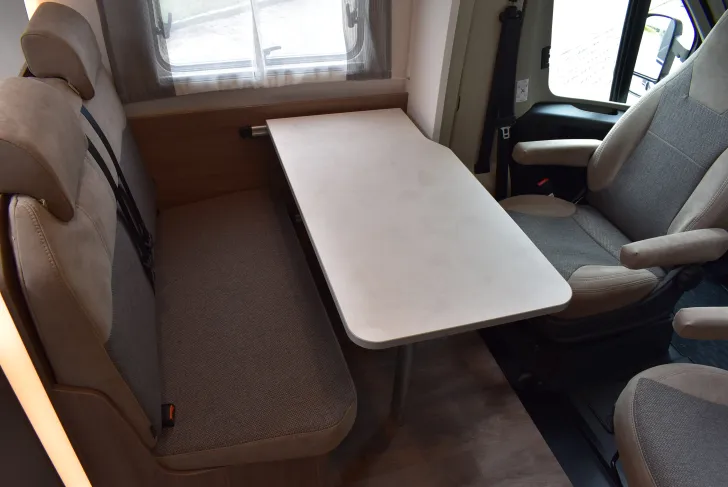 Fahrzeugbild Carado T 328 Hubbett, 5 Betten u. Sitze #8