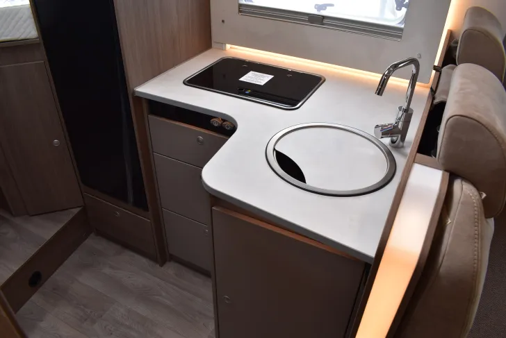 Fahrzeugbild Carado T 328 Hubbett, 5 Betten u. Sitze #14