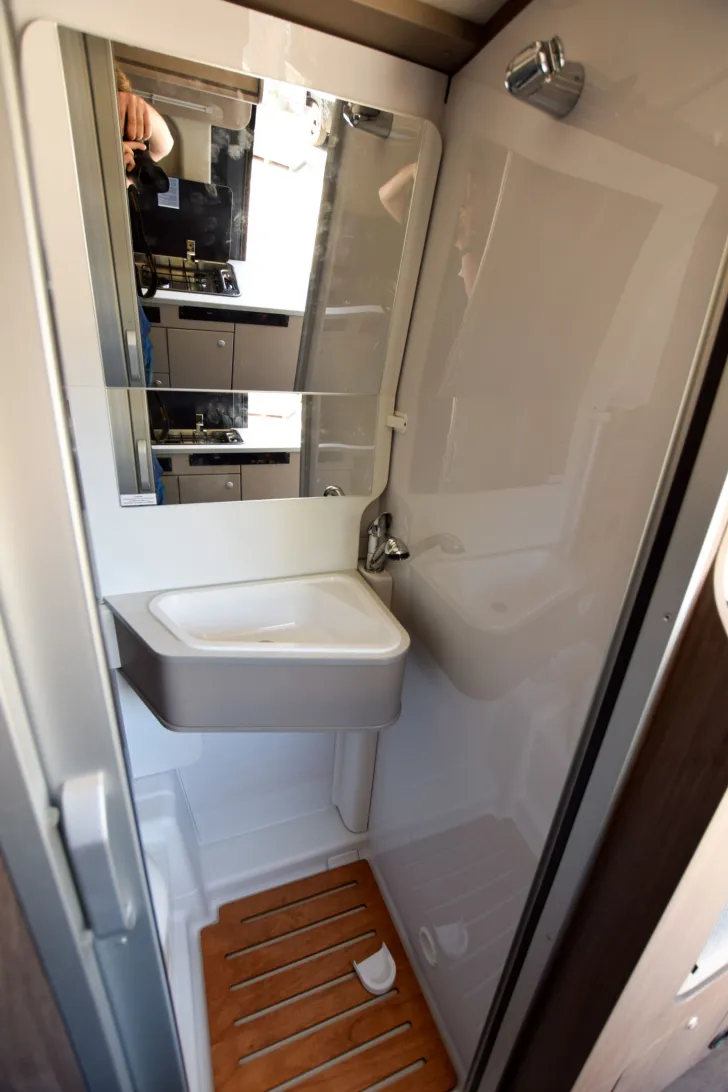 Fahrzeugbild Carado CV640 PRO+ Aufstelldach*Schwenkbad* #14