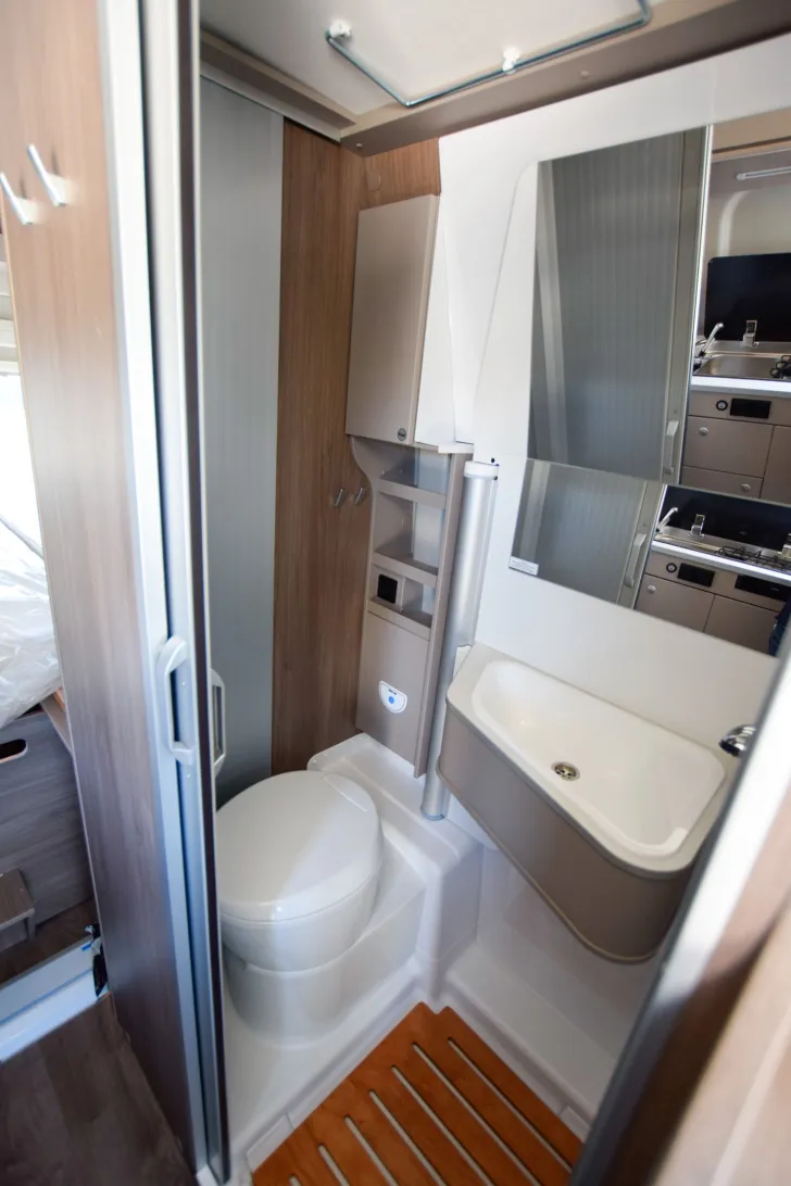 Fahrzeugbild Carado CV640 PRO+ Aufstelldach*Schwenkbad* #15