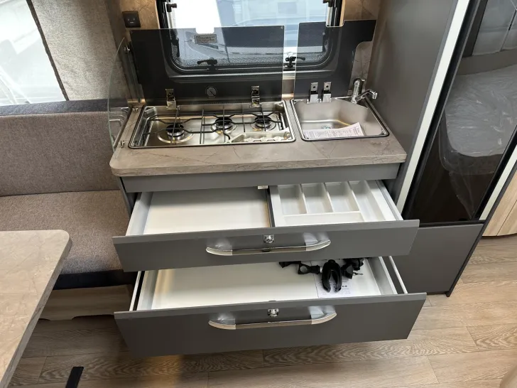 Fahrzeugbild Hobby De Luxe 460 UFe Mod.2026; 1500kg; FH; ETS;Autark #9