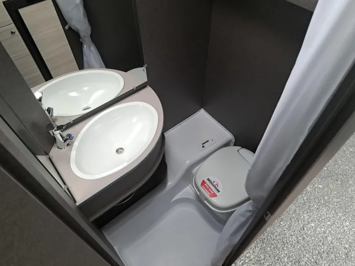 Fahrzeugbild Dethleffs c-joy 460 LE Touring-, Dynamik-, Duschpaket #15