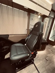 Bild 9 Hymer B-Klasse ML I 880 Hydraulische Hubstützen!