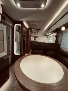 Bild 11 Hymer B-Klasse ML I 880 Hydraulische Hubstützen!