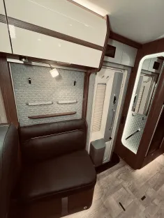 Bild 12 Hymer B-Klasse ML I 880 Hydraulische Hubstützen!