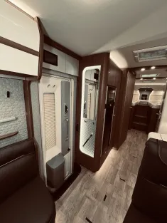 Bild 13 Hymer B-Klasse ML I 880 Hydraulische Hubstützen!