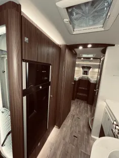 Bild 22 Hymer B-Klasse ML I 880 Hydraulische Hubstützen!