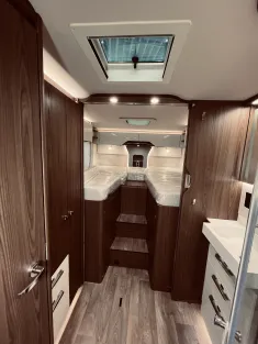 Bild 23 Hymer B-Klasse ML I 880 Hydraulische Hubstützen!