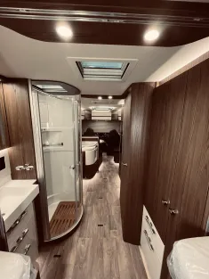 Bild 26 Hymer B-Klasse ML I 880 Hydraulische Hubstützen!