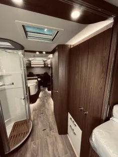 Bild 27 Hymer B-Klasse ML I 880 Hydraulische Hubstützen!