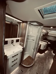 Bild 28 Hymer B-Klasse ML I 880 Hydraulische Hubstützen!