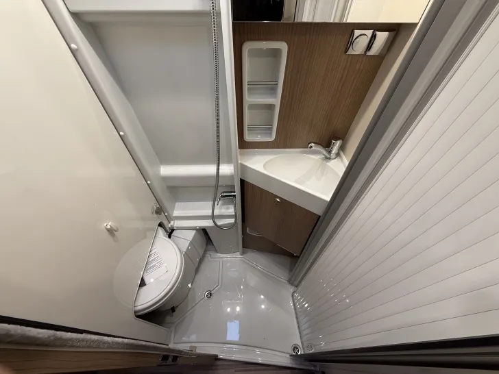 Fahrzeugbild Malibu Van First Class - Two Rooms 640 LE RB charming GT skyview #13