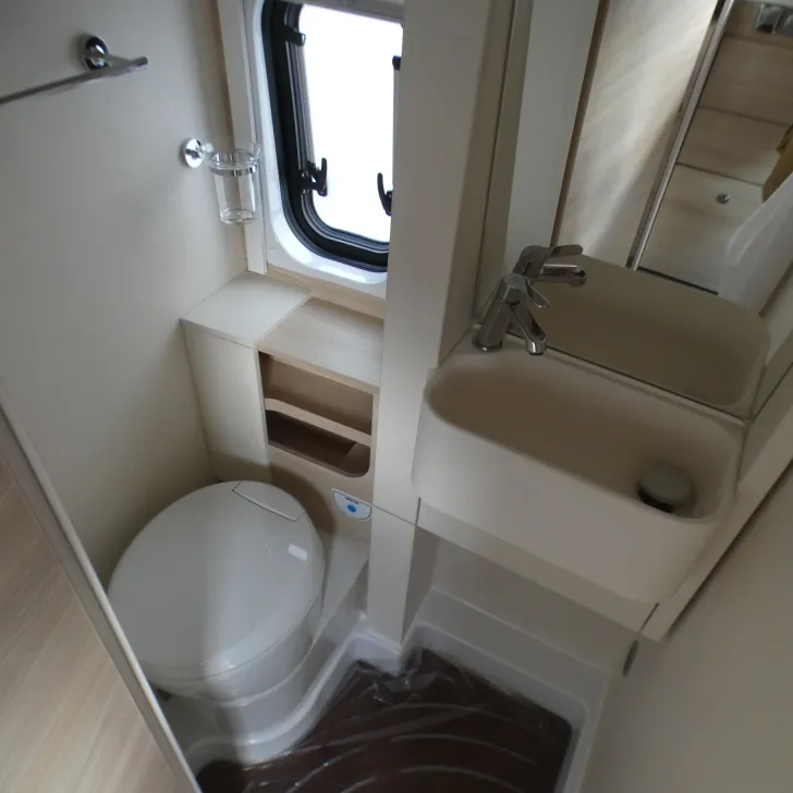 Fahrzeugbild Eura Mobil Van 635 EB Automatik, Solar #15