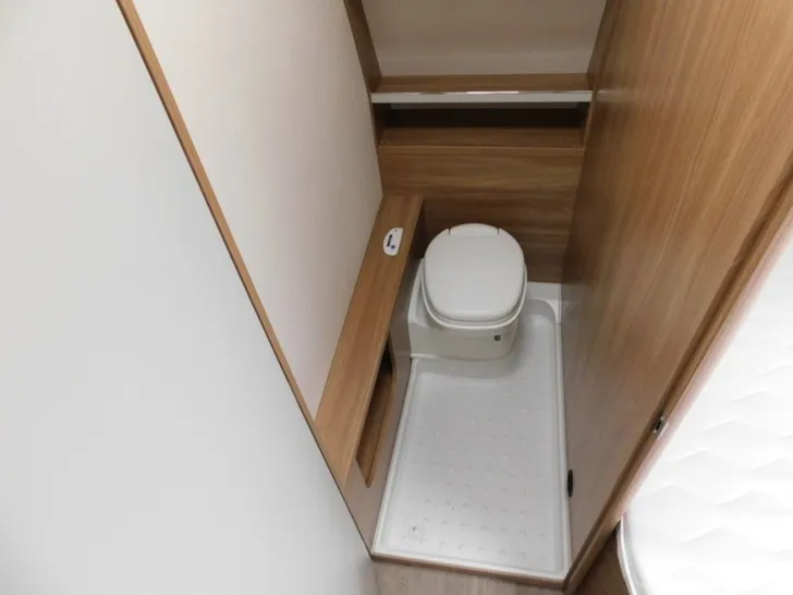 Fahrzeugbild Bürstner Premio 460 TS IC-Line, Klima, Kombidose, 1700KG #15