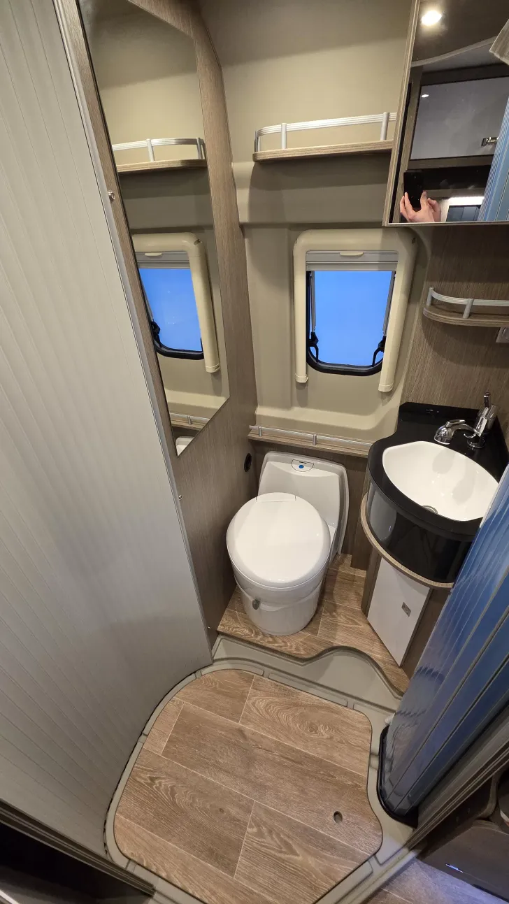 Fahrzeugbild Pössl D-Line Roadcruiser mit Längsbetten #8