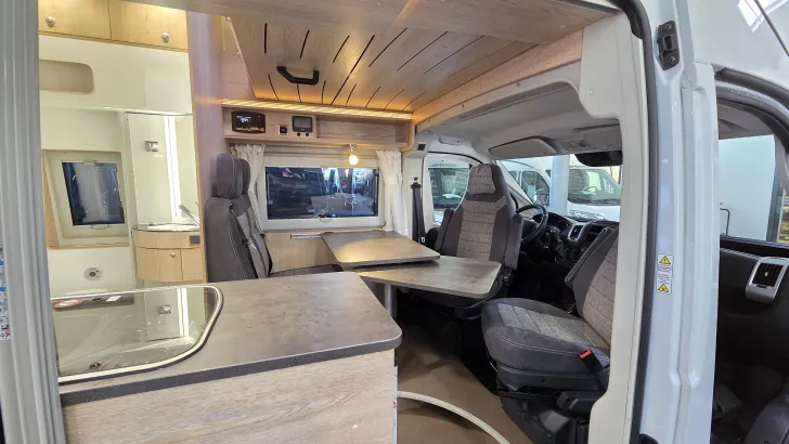 Fahrzeugbild Pössl H-Line 2WIN Vario mit 4 Schlafplätze #9