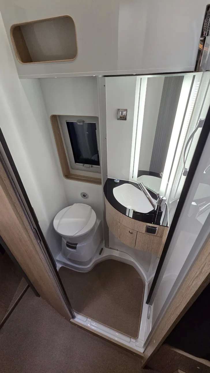 Fahrzeugbild Pössl H-Line 2WIN Vario mit 4 Schlafplätze #10