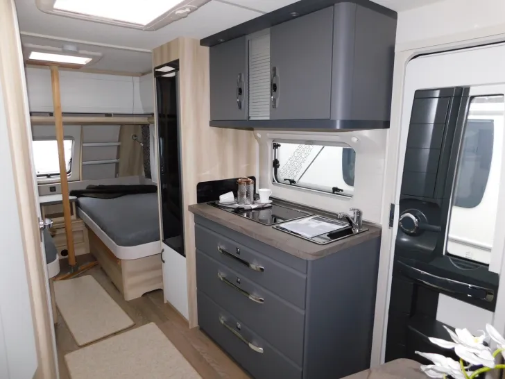 Fahrzeugbild Hobby De Luxe 495 UL Mover, Fahrradtr, Autark, 1800 kg #8