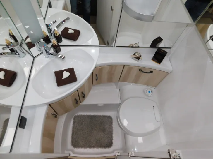 Fahrzeugbild Hobby De Luxe 495 UL Mover, Fahrradtr, Autark, 1800 kg #15