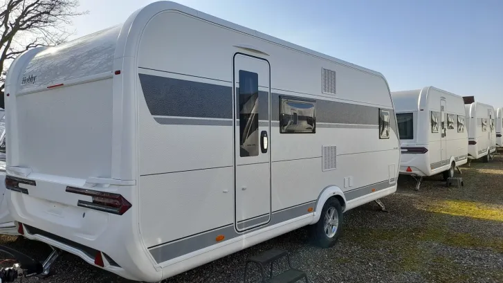 Fahrzeugbild Hobby De Luxe 560 KMFe 2000kg; Vorzeltaußensteckdose #1