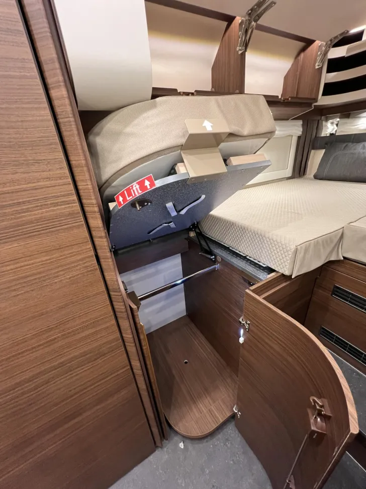 Fahrzeugbild Carthago chic c-line I 5.9 XL LE Mercedes (303) #28