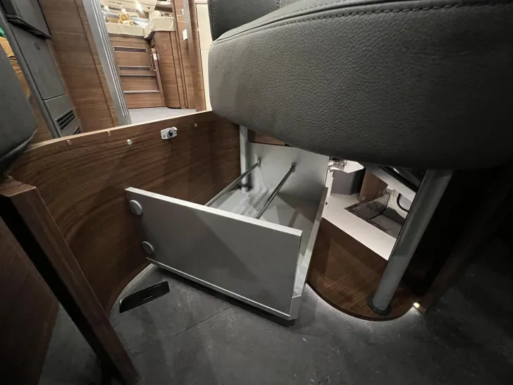 Fahrzeugbild Carthago chic c-line I 5.9 XL LE Mercedes (303) #40