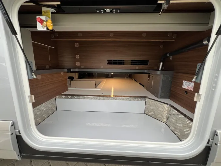 Fahrzeugbild Carthago chic c-line I 5.9 XL LE Mercedes (303) #42
