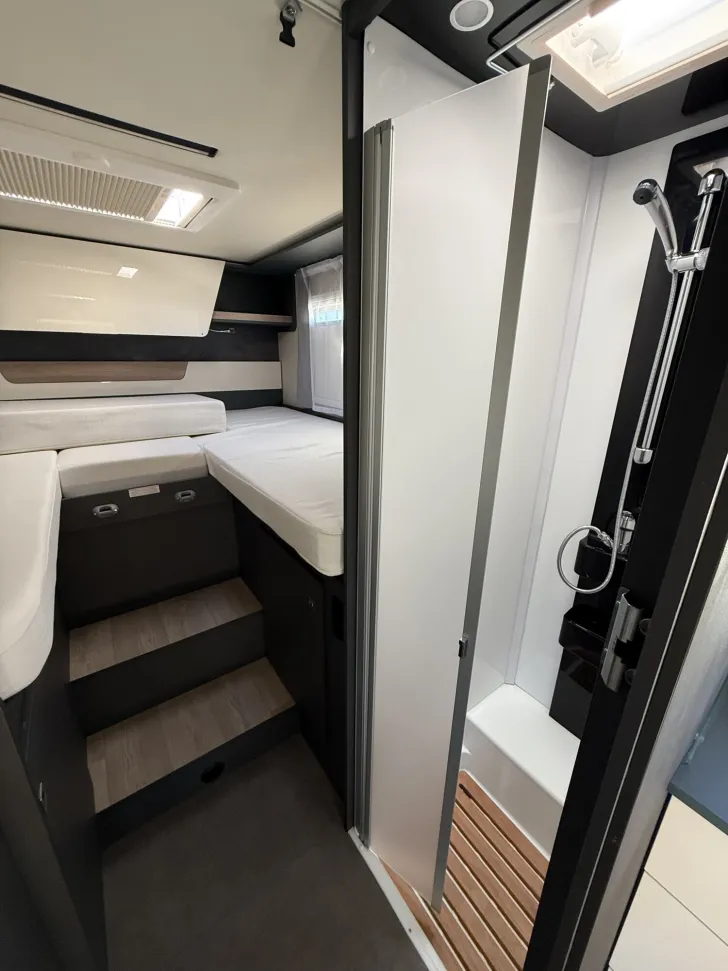 Fahrzeugbild Laika Kosmo L 409 #13