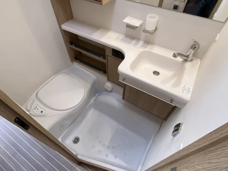 Fahrzeugbild Bürstner Averso 540 TL -Mover, Einzelbetten/Therme #8