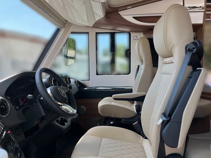 Fahrzeugbild Carthago chic e-line I 50 LE DA Mercedes + Hubstützenanlage #7