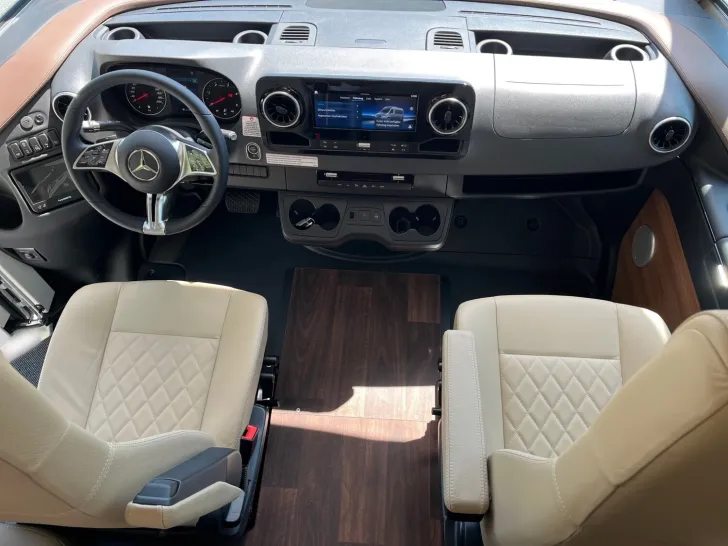 Fahrzeugbild Carthago chic e-line I 50 LE DA Mercedes + Hubstützenanlage #10
