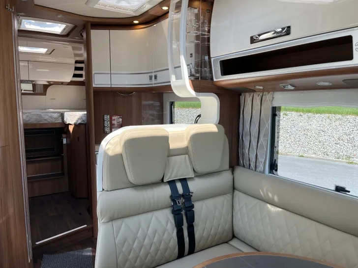 Fahrzeugbild Carthago chic e-line I 50 LE DA Mercedes + Hubstützenanlage #12