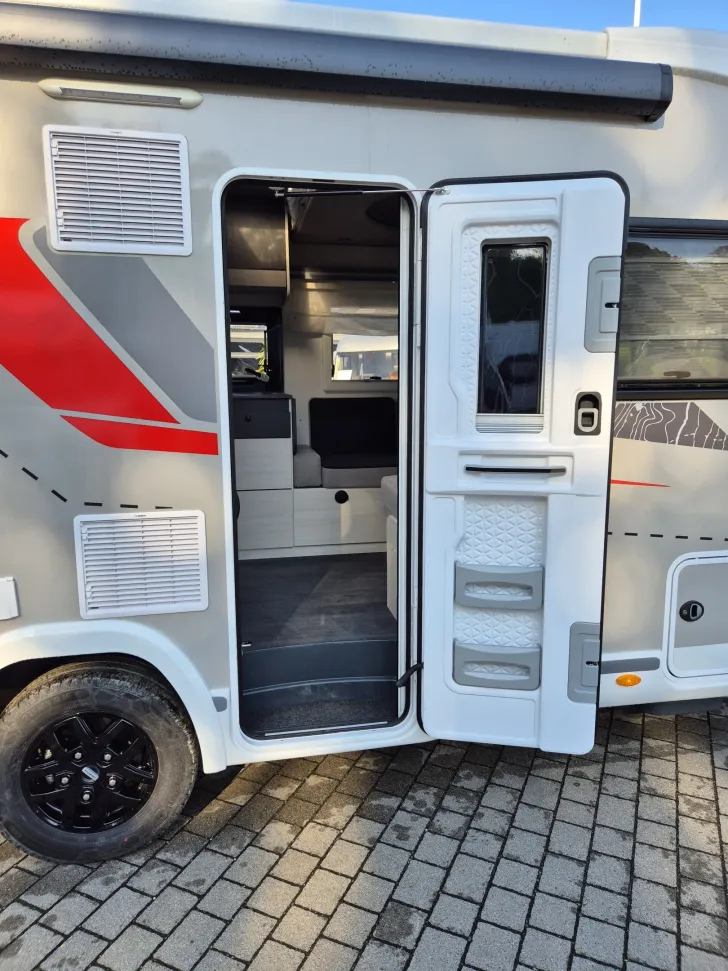 Fahrzeugbild Challenger GRAPHITE ULTIMATE 380 #6