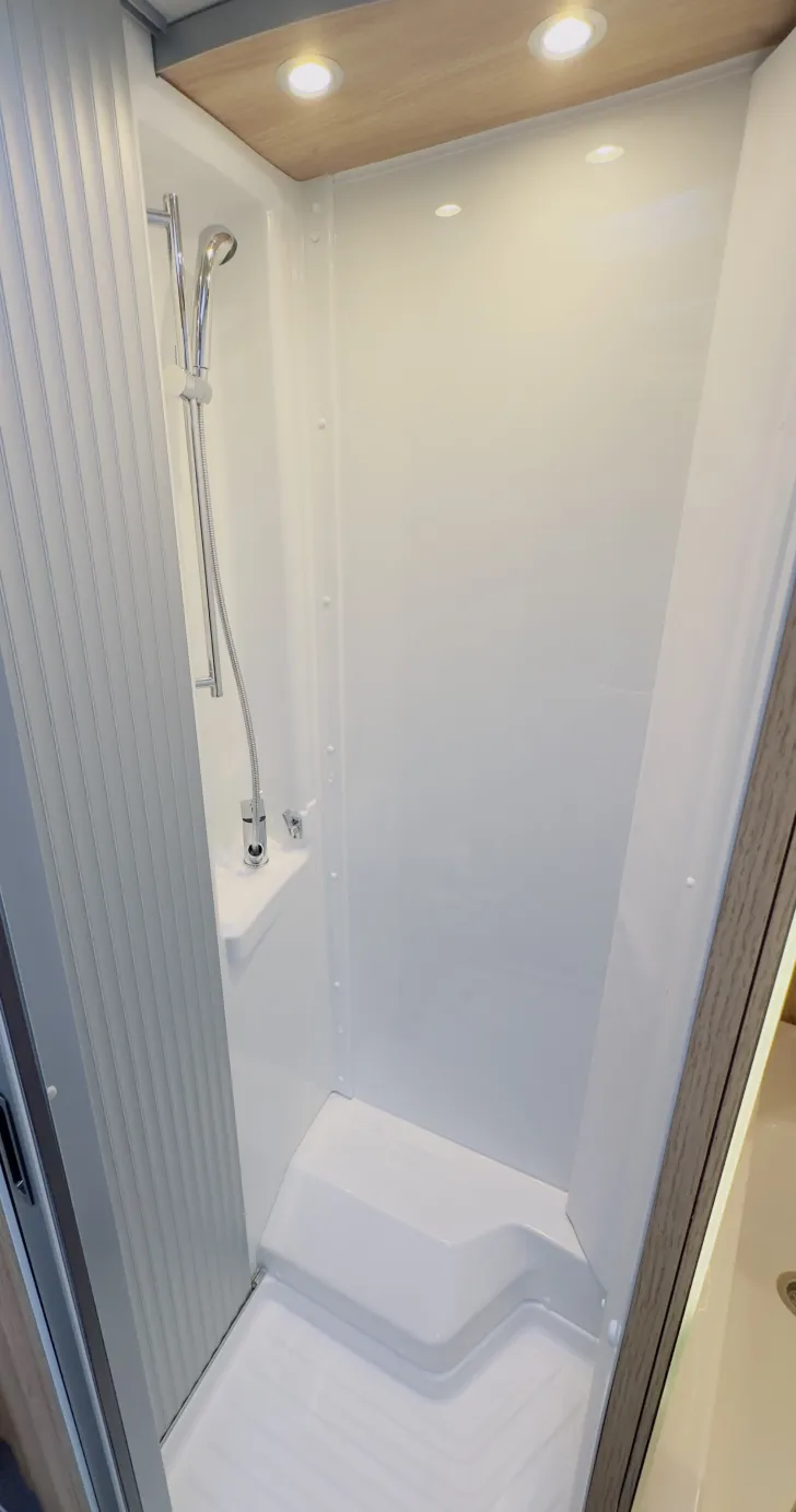 Fahrzeugbild Knaus Sky TI 650 MEG IC-Line 8 - Gang Automatik Getriebe #23