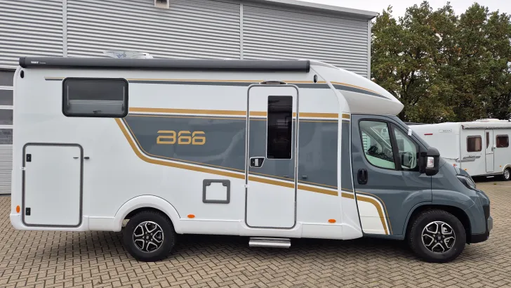 Seitlich Bürstner B66 TD 690 G - Sonderedition ohne HB