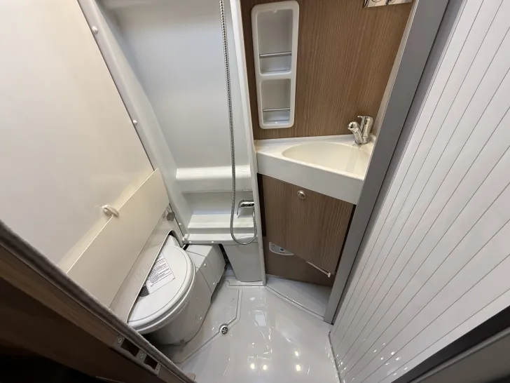 Fahrzeugbild Malibu Van First Class - Two Rooms 640 LE RB charming GT skyview #12