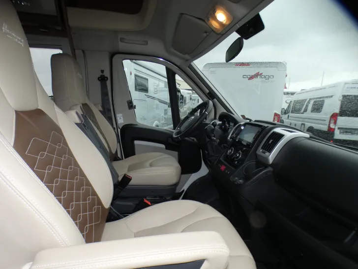 Fahrzeugbild Bürstner Lyseo 590 Stützenanlage #7