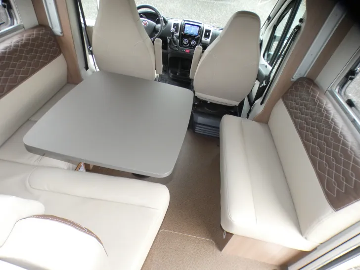 Fahrzeugbild Bürstner Lyseo 590 Stützenanlage #8