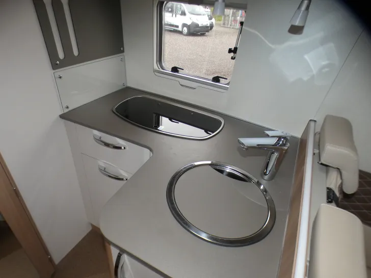 Fahrzeugbild Bürstner Lyseo 590 Stützenanlage #12